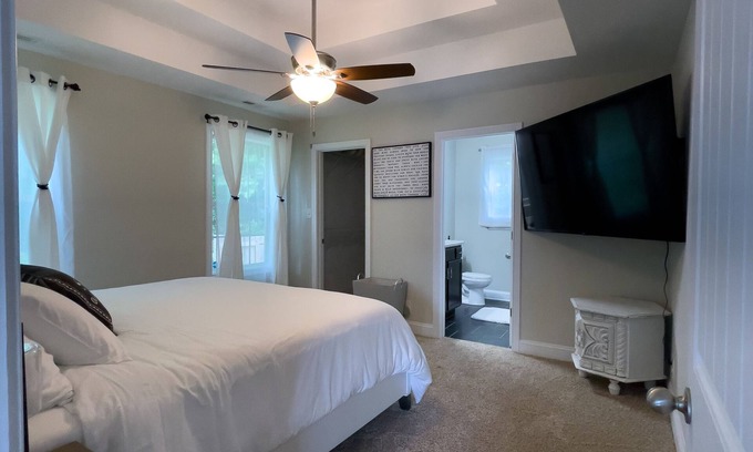 Clarksville House | Beautiful, handicapped accessible & dog friendly home close to Ft. Campbell.