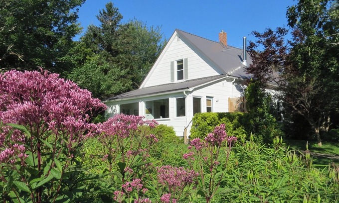 Granville Ferry Cottage | Beautiful hilltop cottage, stunning views, 5 mins. to town
