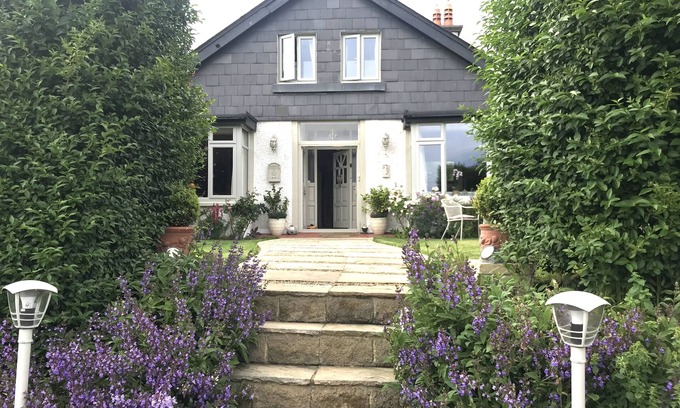Baldoyle Bed & Breakfast | Beautiful Historic Cottage by the Irish Sea, 15 min from Dublin Centre/Airport