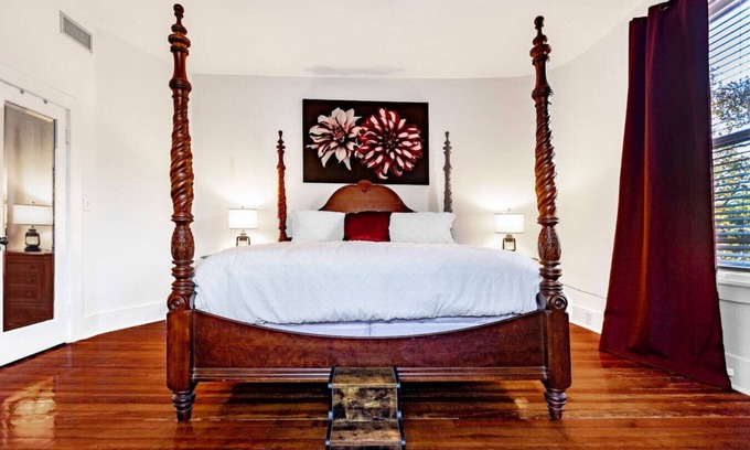 Gainesville Apartment | Beautiful Historic Downtown Apt - Walk Everywhere