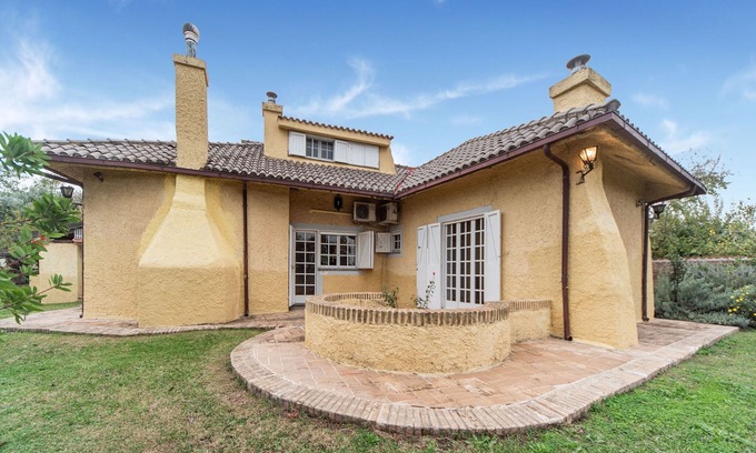 Ardea House | Beautiful holiday home in Ardea with garden