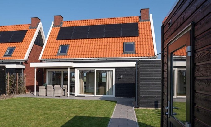 Colijnsplaat House | Beautiful holiday home in Colijnsplaat with garden