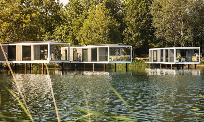 Maasbree House | Beautiful holiday home above the water, in a holiday park in Limburg