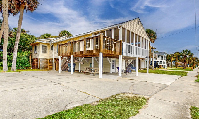 Edisto Island House | Beautiful home across from the sea with balcony & open layout - dog-friendly