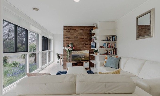 Lyneham House | Beautiful Home Close to Transport and Attractions