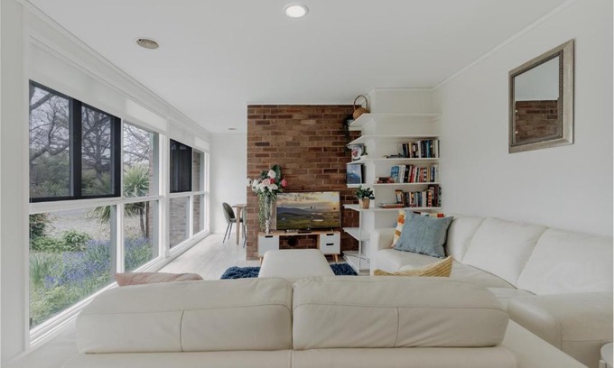 Lyneham House | Beautiful Home Close to Transport and Attractions