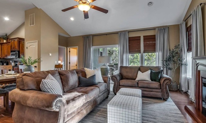 Hollister House | BEAUTIFUL Home Close to Branson Activities!