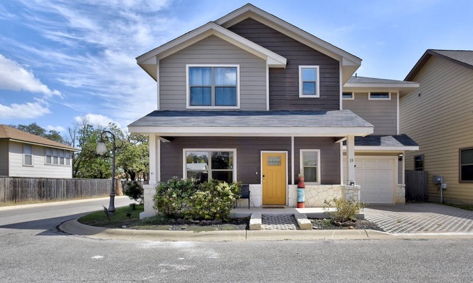 Fredericksburg House | Beautiful home in Fredericksburg w/Hot Tub
