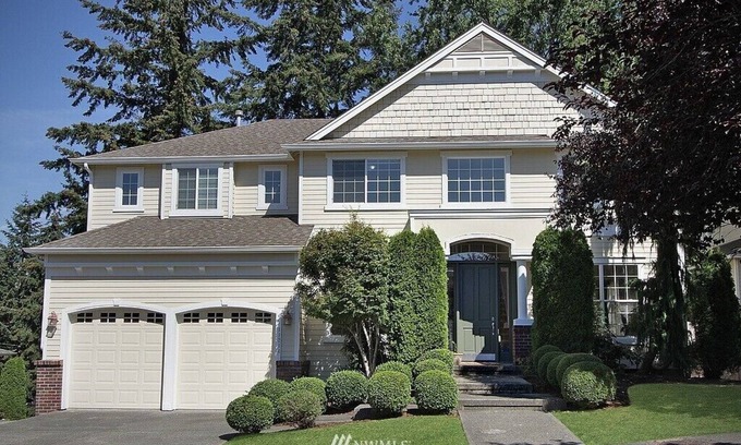 Newport House | Beautiful Home in Bellevue for family or friends to get together.