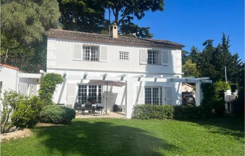 La Croix des Gardes House | Beautiful Home In Cannes With Kitchen
