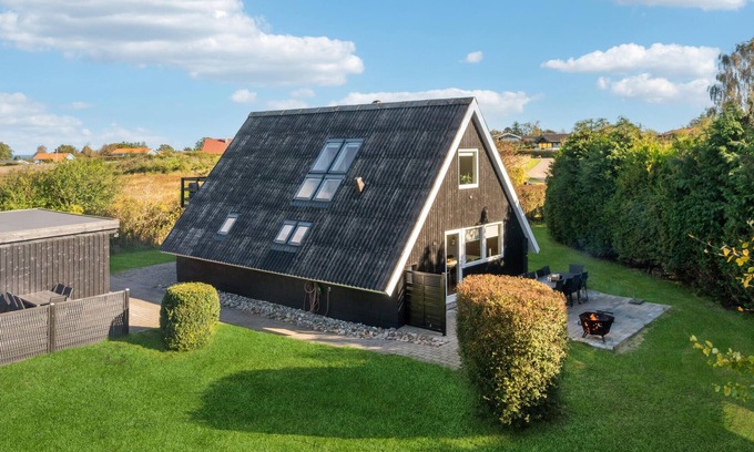 Bønnerup Strand House | Beautiful home in Glesborg with kitchen
