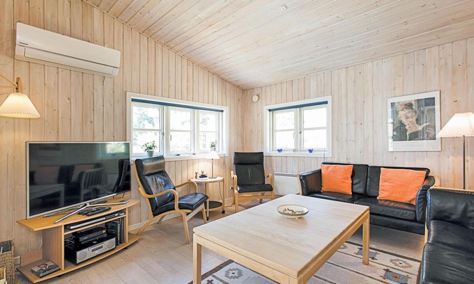 Spidsegard House | Beautiful home in Nexø with kitchen