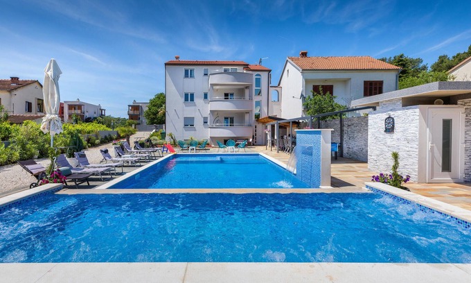 Pula House | Beautiful home in Pula with jacuzzi