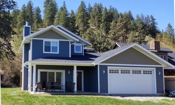 Central Okanagan House | Beautiful Home in the Okanagan, walk to Okanagan lake, Provincial Parks.