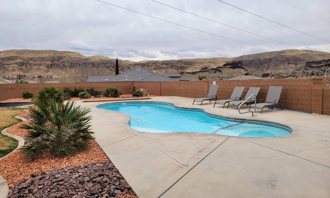 La Verkin House | Beautiful Home near Zions with PRIVATE POOL, GAZEBO and GARAGE