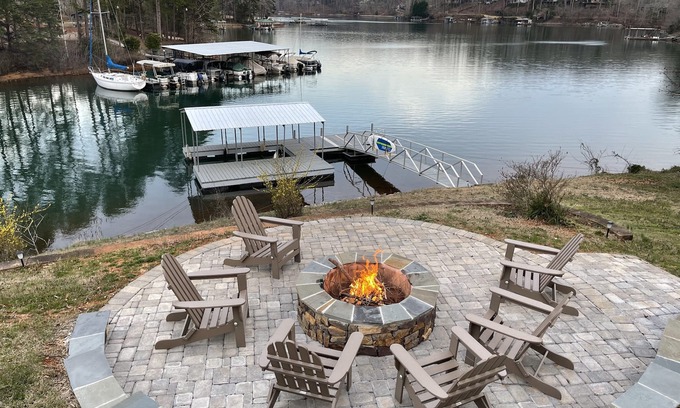 Indian Oaks House | Beautiful Home on Lake Keowee- Deep Water Dock- 4bd/4ba -Close to Clemson