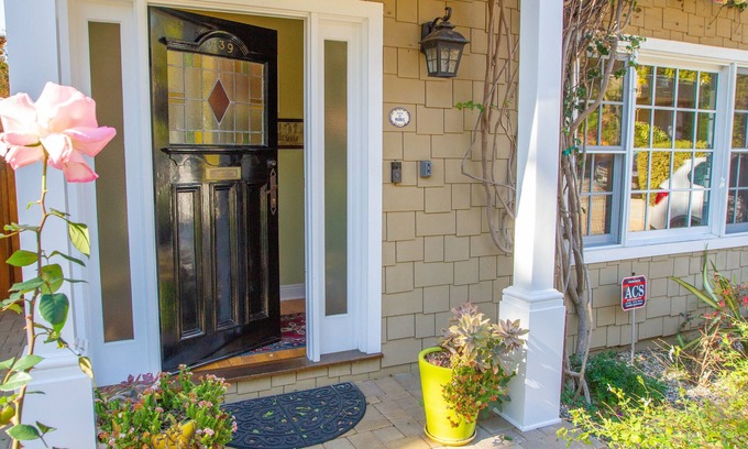 Pacific Palisades House | Beautiful home and garden, walk to village, beach and trails