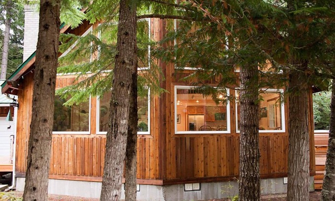 Enumclaw House | Beautiful Home W/Hot Tub Near Crystal And Rainier