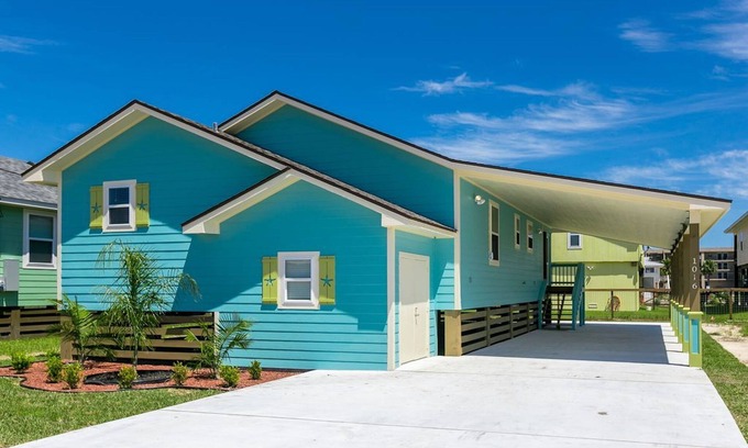 Rockport House | Beautiful home w/screened in porch - close to beach/town