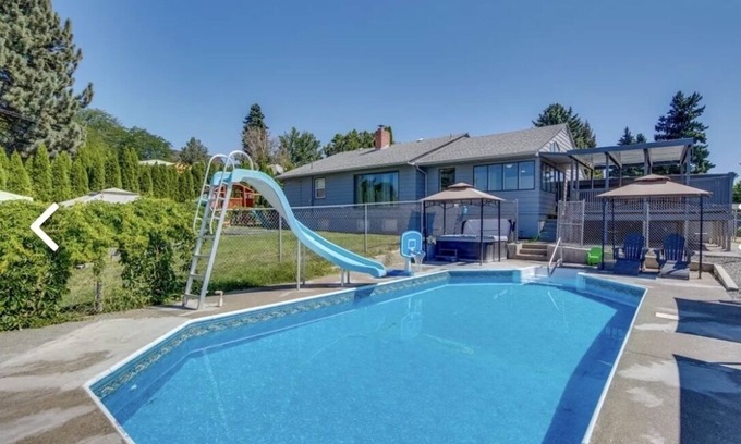 Yakima House | Beautiful home with a day of swimming with a private pool and jacuzzi