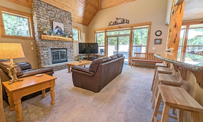 Sunriver House | Beautiful home with Jacuzzi tub, Hot Tub, & A/C - Poplar 16