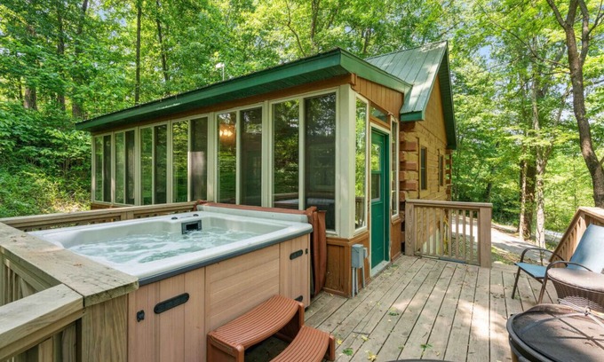 Birdseye Cabin | Beautiful Hot Tub Cabin Near Patoka Lake!