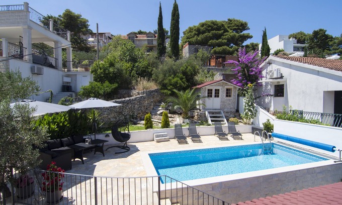 Splitska House | Beautiful house 5 meters from the sea (Splitska, Brač) with heating pool