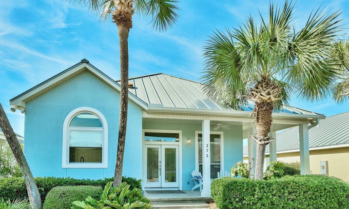 Miramar Beach House | ⭐️Beautiful House In Maravilla! 5-Min Walk to Beach! Beachfront Pool, Hot Tub!⭐️