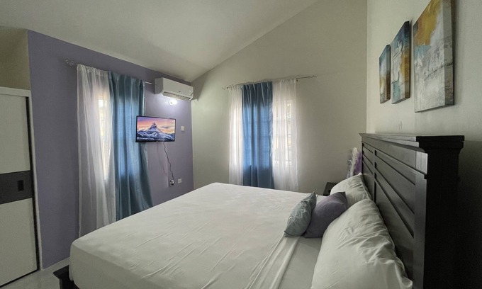 Discovery Bay House | Beautiful House Less Than 5 Mins Away From Beach and Pool