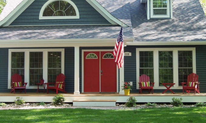 South Haven House | BEAUTIFUL HOUSE, PERFECT FOR TWO FAMILIES! SHORT WALK TO BEACHES AND TOWN!
