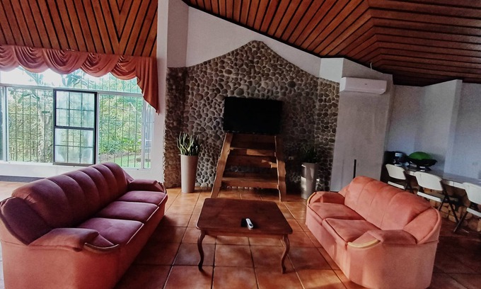Pital House | Beautiful house with pool and wet bar in Quinta La Loma