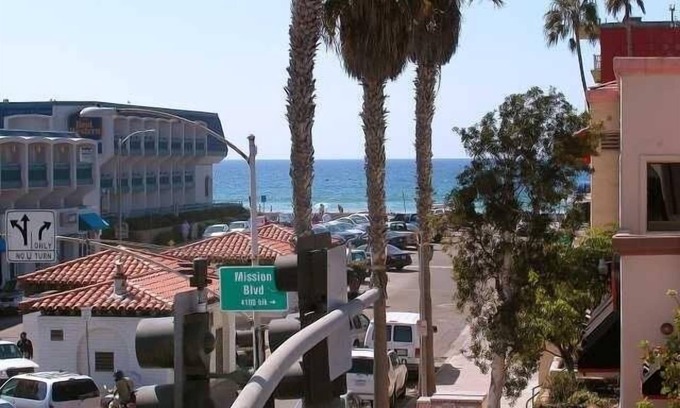 Crown Point Condo | Beautiful, Immaculate Condo 1 Blk to Beach-Bay with parking! Sleeps 7