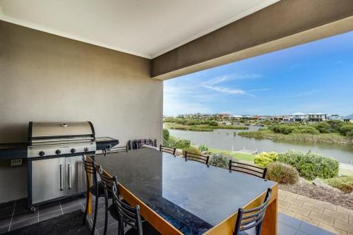 Nangkita House | Beautiful Island Blanche Pde Hindmarsh Island - BYO Linen - WiFi