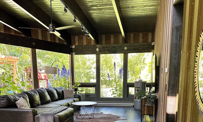 South Park House | Beautiful Jackson Hole Home, Hot Tub and Gym! Fire Pit! 10 min from Town!