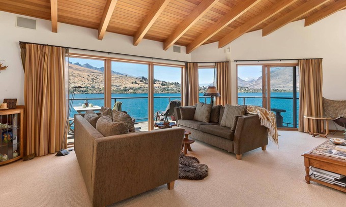 Queenstown Villa | Beautiful Lake Front Home! Journey's End