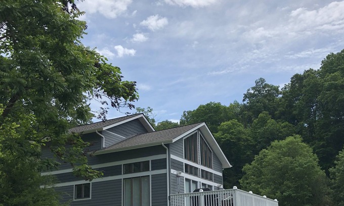 La Follette House | Beautiful Lake Front Contemporary Home! Deerfield Resort.