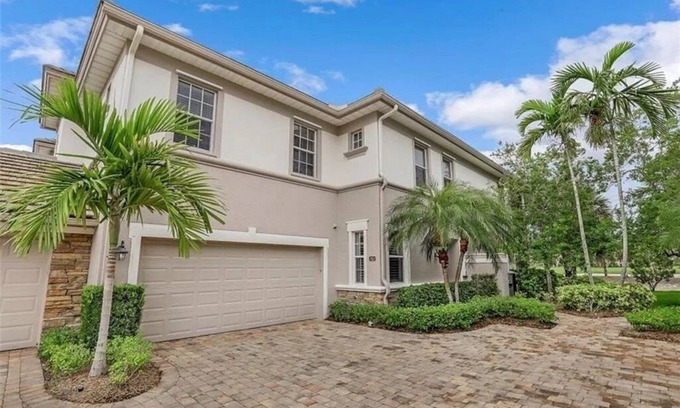 Naples House | Beautiful Lakefront/Golf Coach Home In Upscale Golf & Lake Community