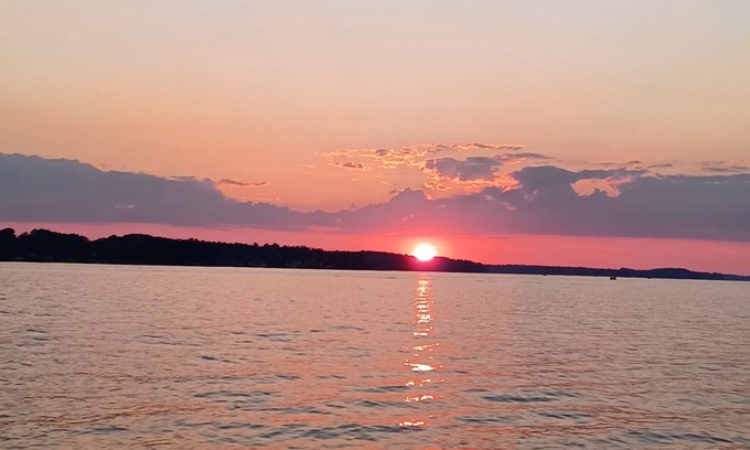 Chappells House | Beautiful Lakefront home- Ready to relax, enjoy sunset views, swim, fish?
