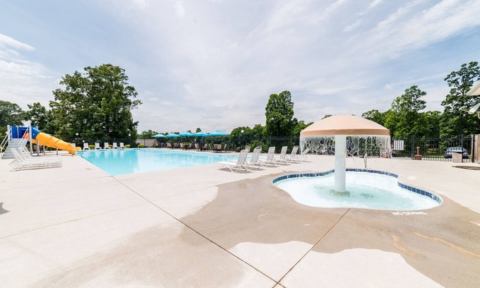 Huddleston Condo | Beautiful Lakefront Condo w/Incredible View’s!