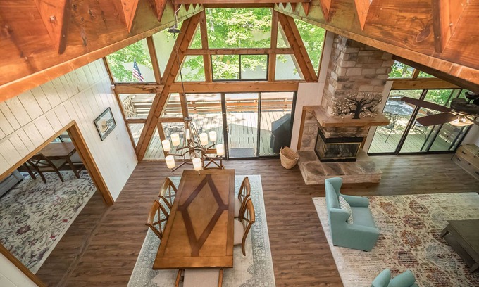 Innsbrook Ski Chalet | Beautiful Lakefront Escape on Lake Innisfree, Sleeps 11!