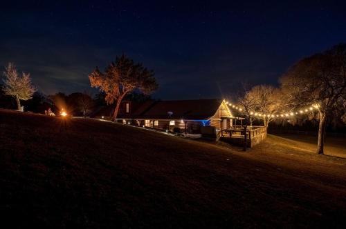 Ingram House | Beautiful Lakeside Rental with Hot-Tub in Igram, Texas, Perfect for Family Glamping Trips