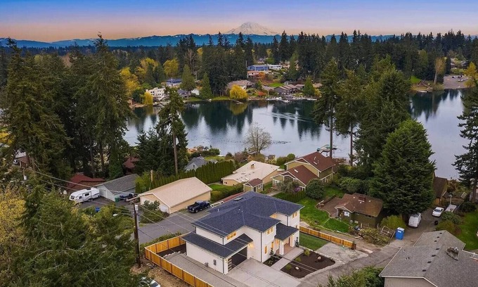 Federal Way House | Beautiful lakeside retreat,close to SeaTac Airport,pet friendly,EV charging,WiFi