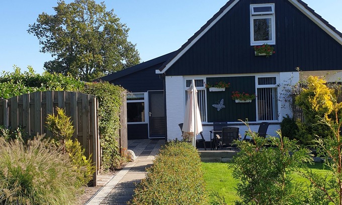 Oudemirdum House | Beautiful large holiday home with enclosed garden, near forest, IJsselmeer, culture