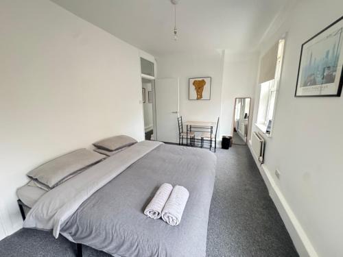 St Luke's House | Beautiful Large Room in Central London