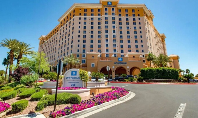Las Vegas Hotel | Beautiful Las Vegas Resort near the Strip!