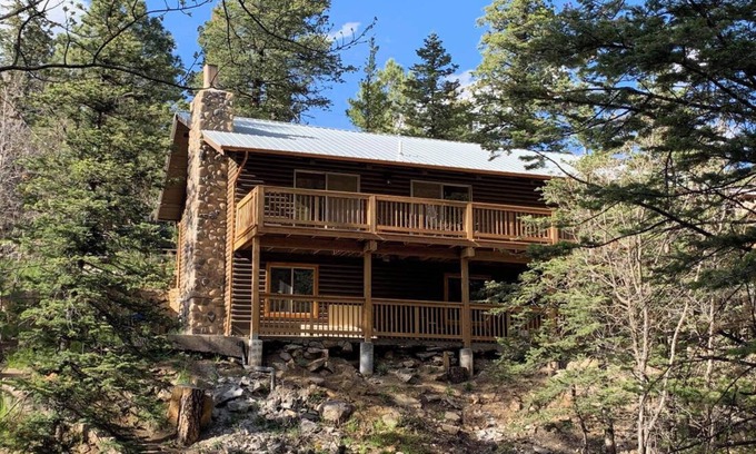 Ruidoso Cabin | Beautiful log cabin high above the Rio Ruidoso River. The Log & Order Cabin.