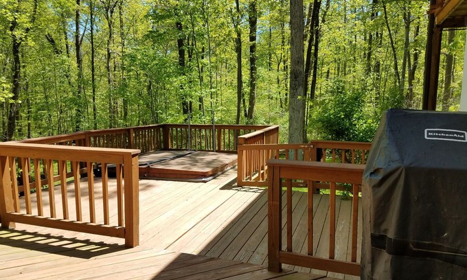 Quakertown House | Beautiful log cabin lake house retreat walking distance to Lake Nockamixon