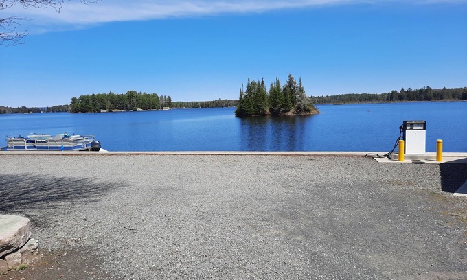 Weslemkoon Cottage | Beautiful log home + 1000 sq foot bunkie. 7 BEDS!
