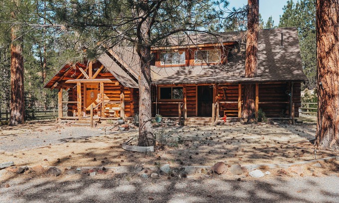 Sisters House | Beautiful Log home outside of Sisters, OR