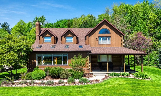 Kingsville House | Beautiful Log House with Fire Pit